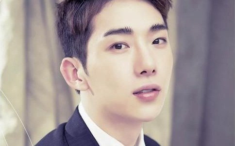 Jokwon (2AM) tiết lộ gia đình từng nợ đến 9.6 tỷ VNĐ, chủ nợ liên tục tấn công, mẹ bị chẩn đoán ung thư hắc tố da