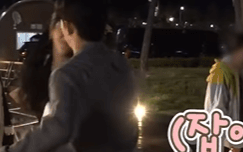 Kim Soo Hyun công khai ôm ấp Seo Ye Ji siêu tình tứ ở hậu trường Điên Thì Có Sao