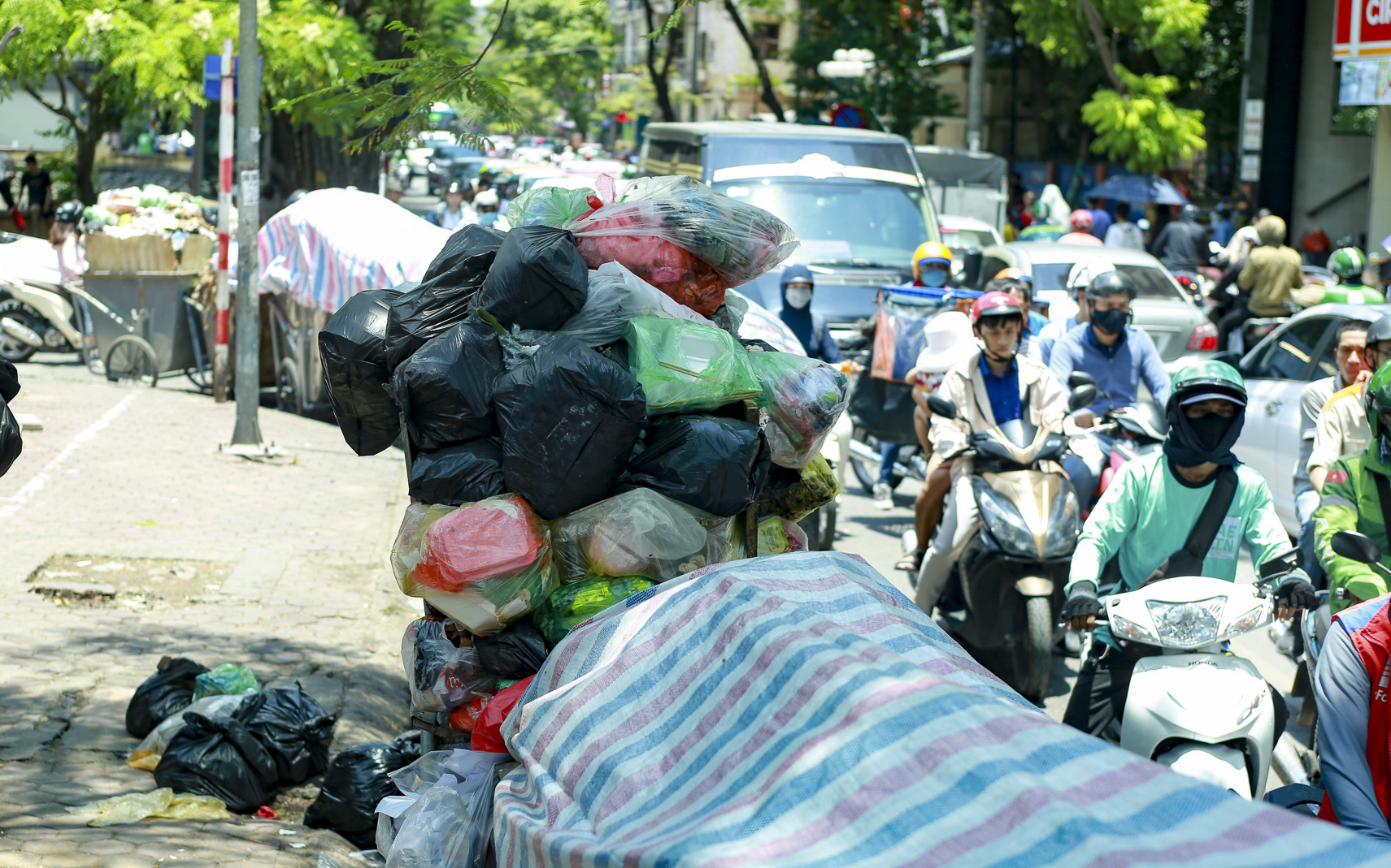 Hà Nội: Rác thải ùn ứ do người dân chặn xe vào bãi rác Nam Sơn