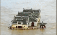 Ngôi chùa cổ 700 tuổi gồng mình giữa dòng nước lũ trên sông Dương Tử, vẫn vững chắc qua bao đợt thiên tai như tiếp thêm sức mạnh cho người dân