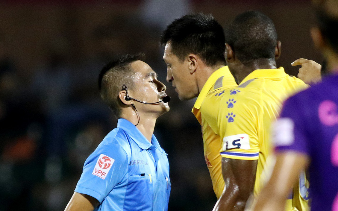 Ngoại binh nhập tịch phàn nàn trọng tài V.League: &quot;Đây không phải là bóng đá&quot;