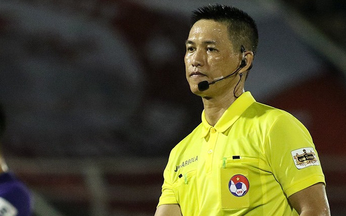 Luật mới &quot;gây lú&quot; của FIFA giải thích tình huống Thành Chung để bóng chạm tay: TP HCM xứng đáng có phạt đền