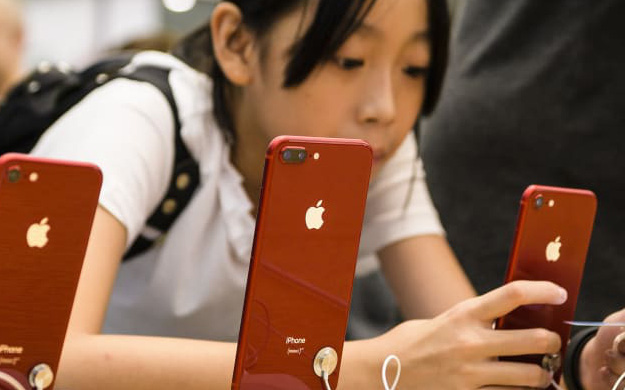 Miệng hô hào tẩy chay, tay vẫn xuống tiền cho Apple, iPhone bán chạy &quot;như diều gặp gió&quot; tại Trung Quốc