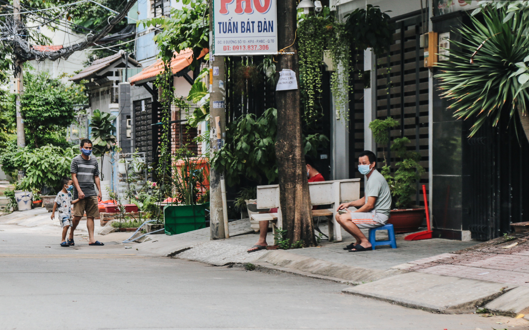 Cuộc sống của 40 hộ dân ở Sài Gòn trong ngày đầu cách ly: Bình tĩnh đón nhận, ngồi trước nhà nhưng vẫn đeo khẩu trang