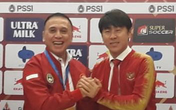 &quot;Anh anh em em&quot; như chủ tịch LĐBĐ Indonesia: Tuần trước dọa đuổi HLV tuyển Quốc gia vì vô kỷ luật, giờ lại khen hay hơn ông Park và nhận làm em trai