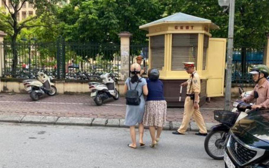 Hà Nội: Xác minh thông tin CSGT kéo ngã hai người phụ nữ đi xe máy