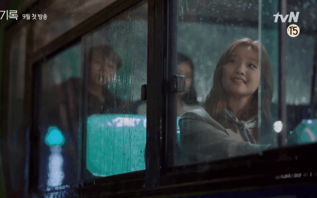 Park Bo Gum rủ rê &quot;thiên tài lừa đảo&quot; Park So Dam tắm mưa ở teaser phim mới, chưa gì đã thấy đẹp đôi mê mệt rồi!