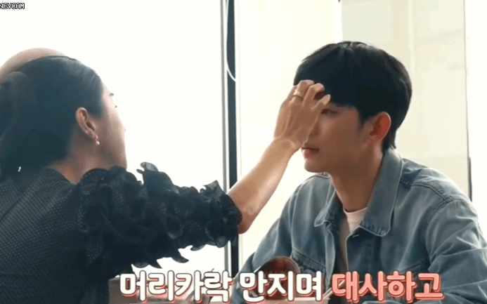 Kim Soo Hyun đứng hình vì một cú chạm của Seo Ye Ji ở hậu trường Điên Thì Có Sao, tưởng anh né thính giỏi lắm mà?