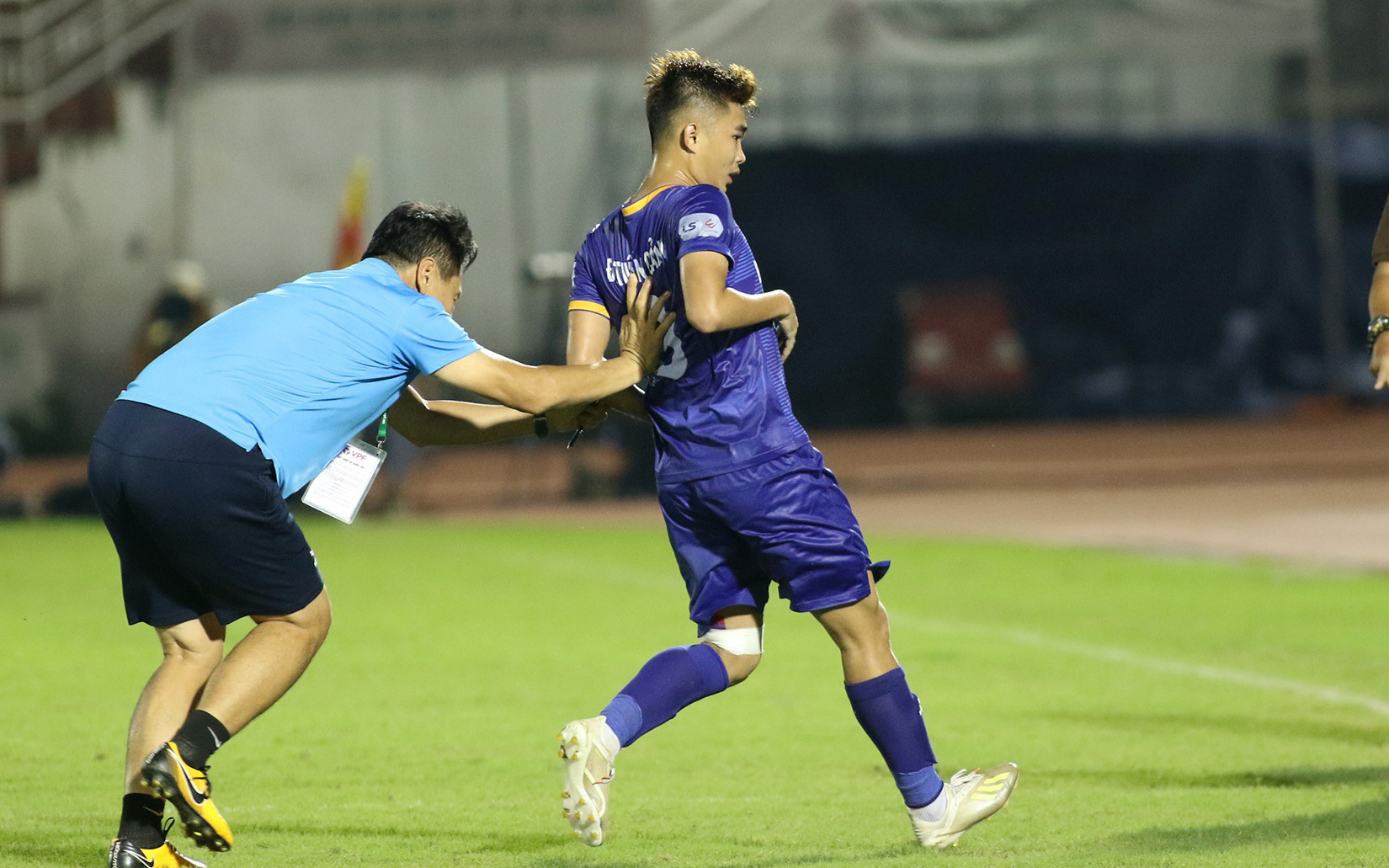 Hài hước vòng 8 V.League 2020: Cầu thủ lao vào sân đòi &quot;ăn thua đủ&quot;, làm khổ ban huấn luyện