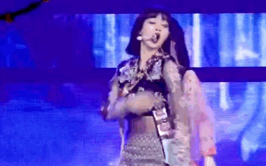 Jennie lại trở thành tâm điểm tranh cãi khi bị netizen xứ Trung soi loạt khoảnh khắc lười biếng, nhảy hời hợt trên sân khấu