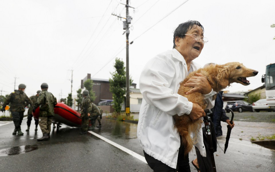 Chùm ảnh: Nhật Bản tan hoang khi lũ lớn càn quét giữa thời điểm 'bóng ma' của đại dịch Covid-19 vẫn đang hiện diện