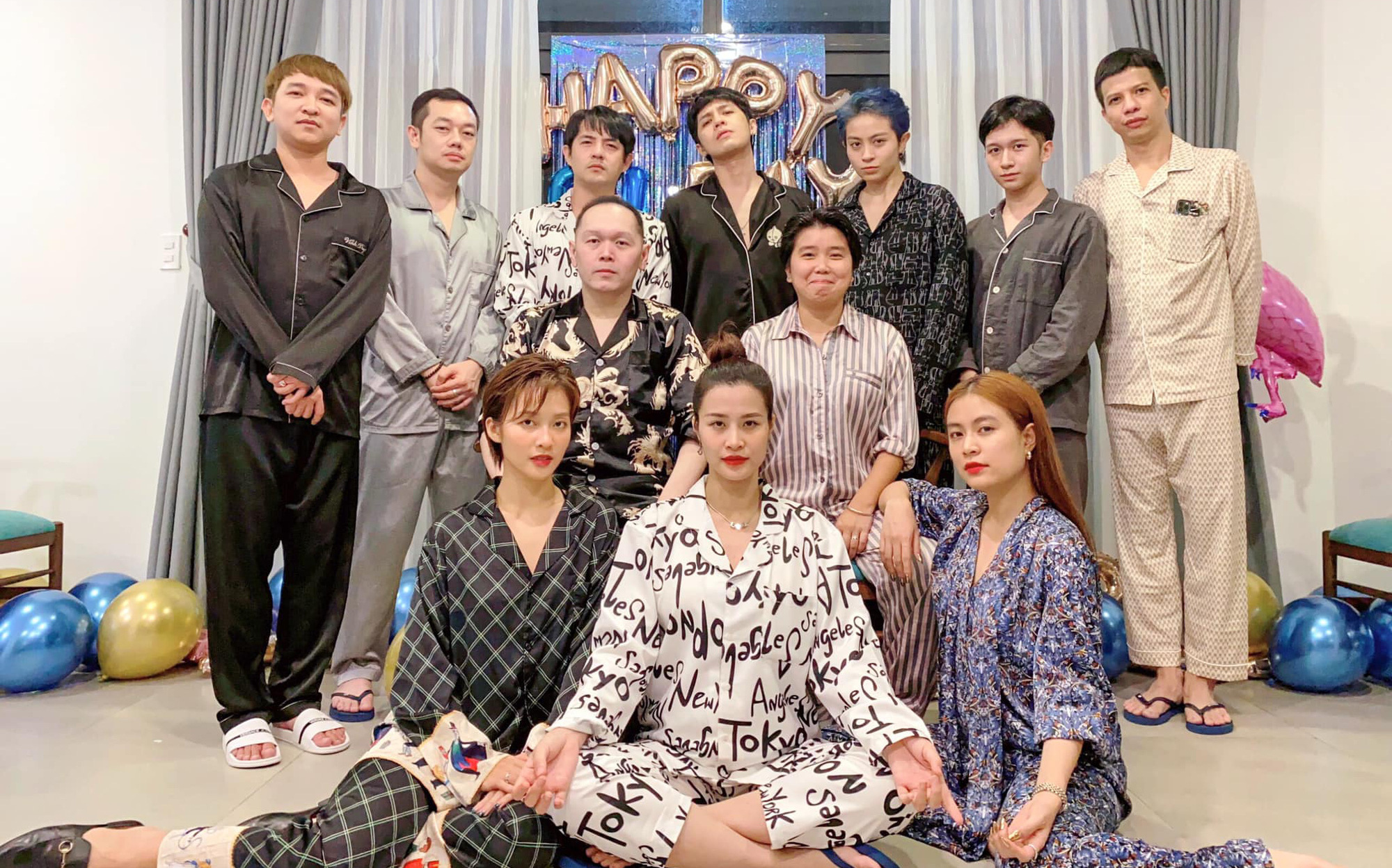 Đi du lịch là phải dress code đầy đủ như team Đông Nhi - Ông Cao Thắng: từ ăn, chơi cho đến lúc đi ngủ