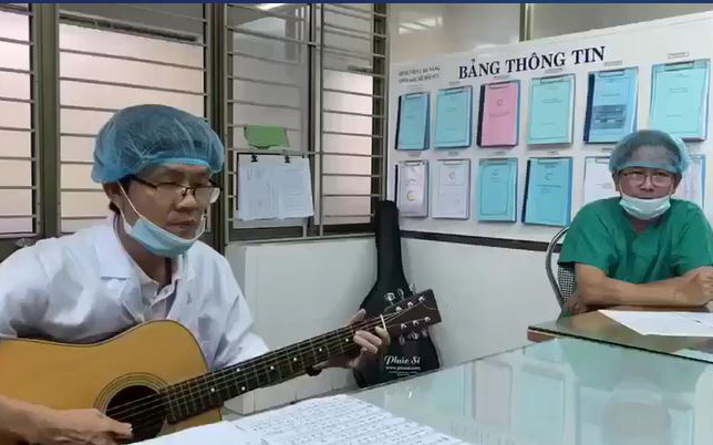 Clip: Bác sĩ Bệnh viện C Đà Nẵng cất tiếng hát động viên tinh thần mọi người: "Cả nước một lòng chắc bão sẽ mau tan"