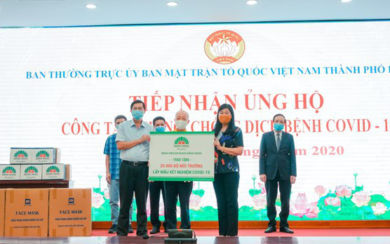 Bệnh viện Đa khoa Hồng Ngọc tặng 20.000 bộ môi trường lấy mẫu xét nghiệm Covid-19 cho Hà Nội