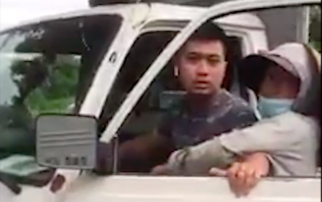 Một công an mặc quần đùi, áo cộc đi xe biển xanh bắt hàng rong ở Hà Nội khiến dư luận xôn xao