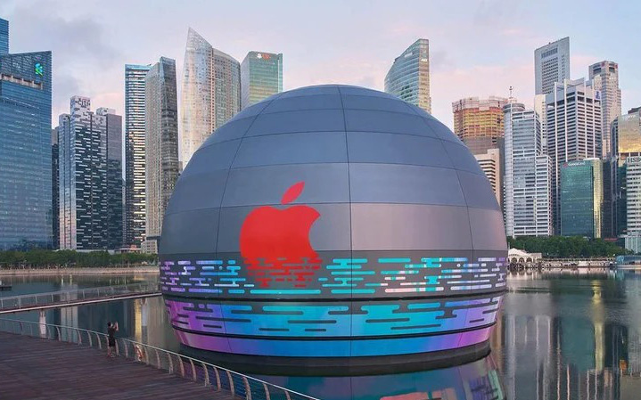 Apple mở cửa hàng thứ 3 tại Singapore, thiết kế hình cầu phát sáng cực độc đáo, đặt nổi trên mặt nước vịnh Marina