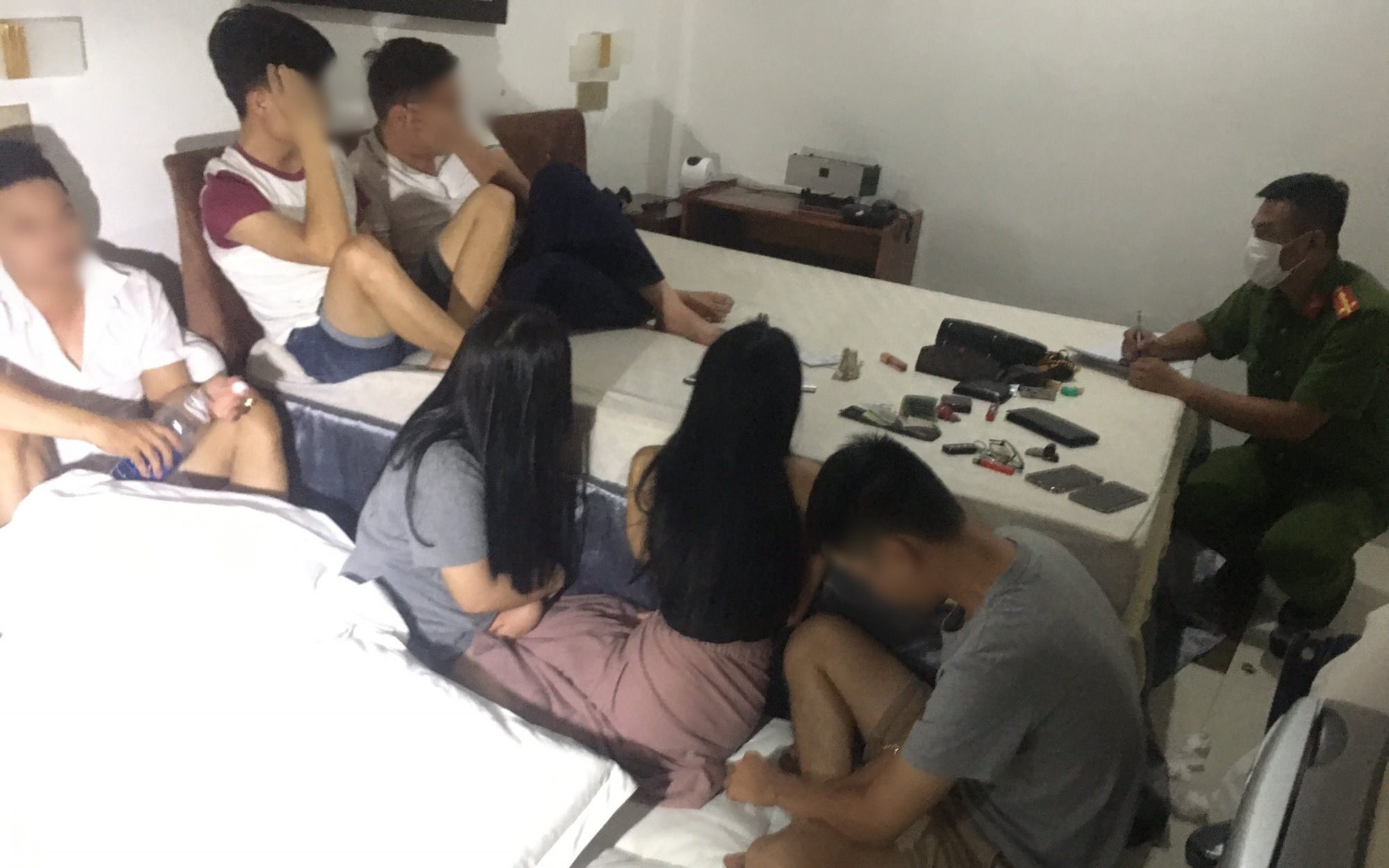 13 nam nữ thanh niên phê ma túy trong khách sạn lúc rạng sáng
