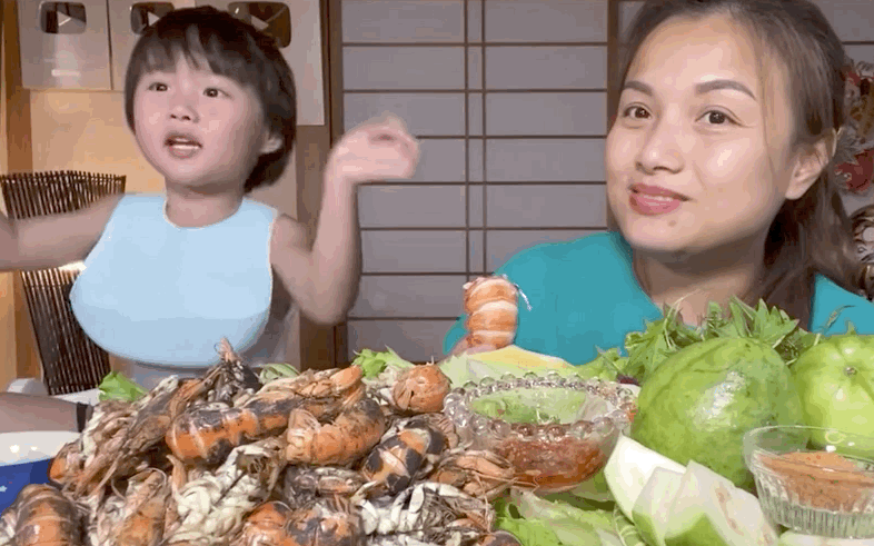 Nhìn bé Sa "chào cô chú" với tốc độ ánh sáng, mẹ Quỳnh Trần mắt tròn xoe vì con bắn chữ không thua rapper
