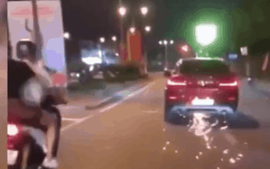 TP.HCM: Nữ tài xế lái ô tô BMW gây tai nạn rồi bỏ chạy, tiếp tục cuốn xe máy vào gầm khi dân truy đuổi