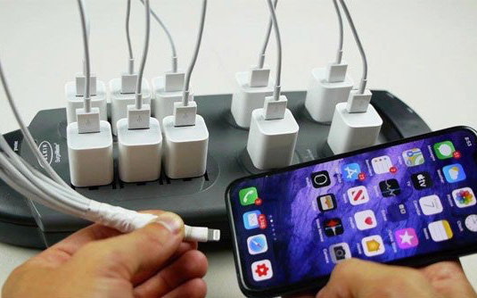 Sử dụng &quot;bó sạc&quot; 10 dây nguồn để sạc iPhone, điều gì sẽ xảy ra?