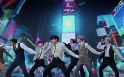 BTS hoá thành các quý ông thập niên 70 lịch lãm, được khen vì hát tiếng Anh tiến bộ trong lần đầu diễn Dynamite tại MTV VMAs 2020