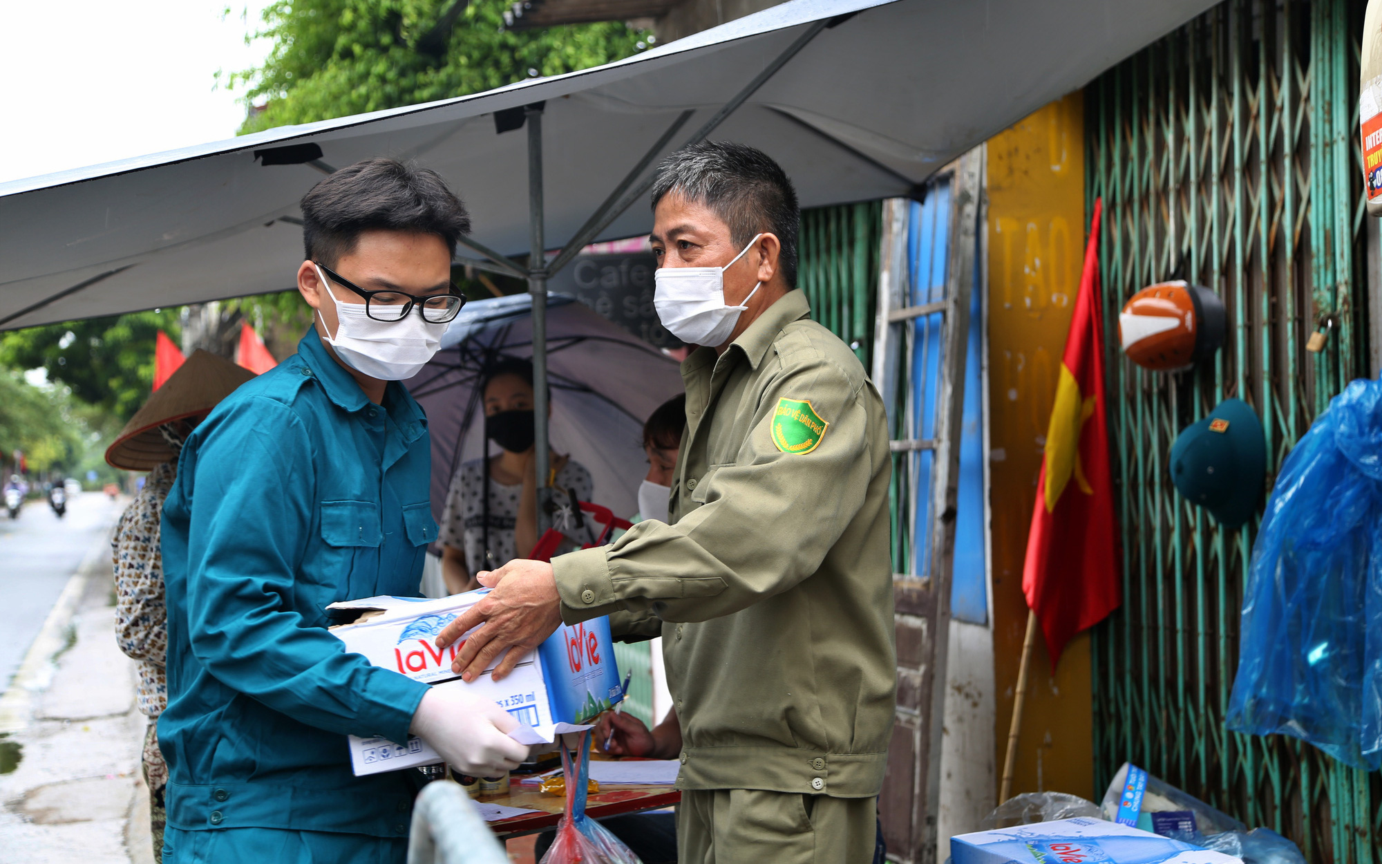 Ảnh: Lực lượng chức năng túc trực, hỗ trợ cung cấp nhu yếu phẩm vào khu cách ly tại Phúc Diễn nơi bệnh nhân 714 sinh sống