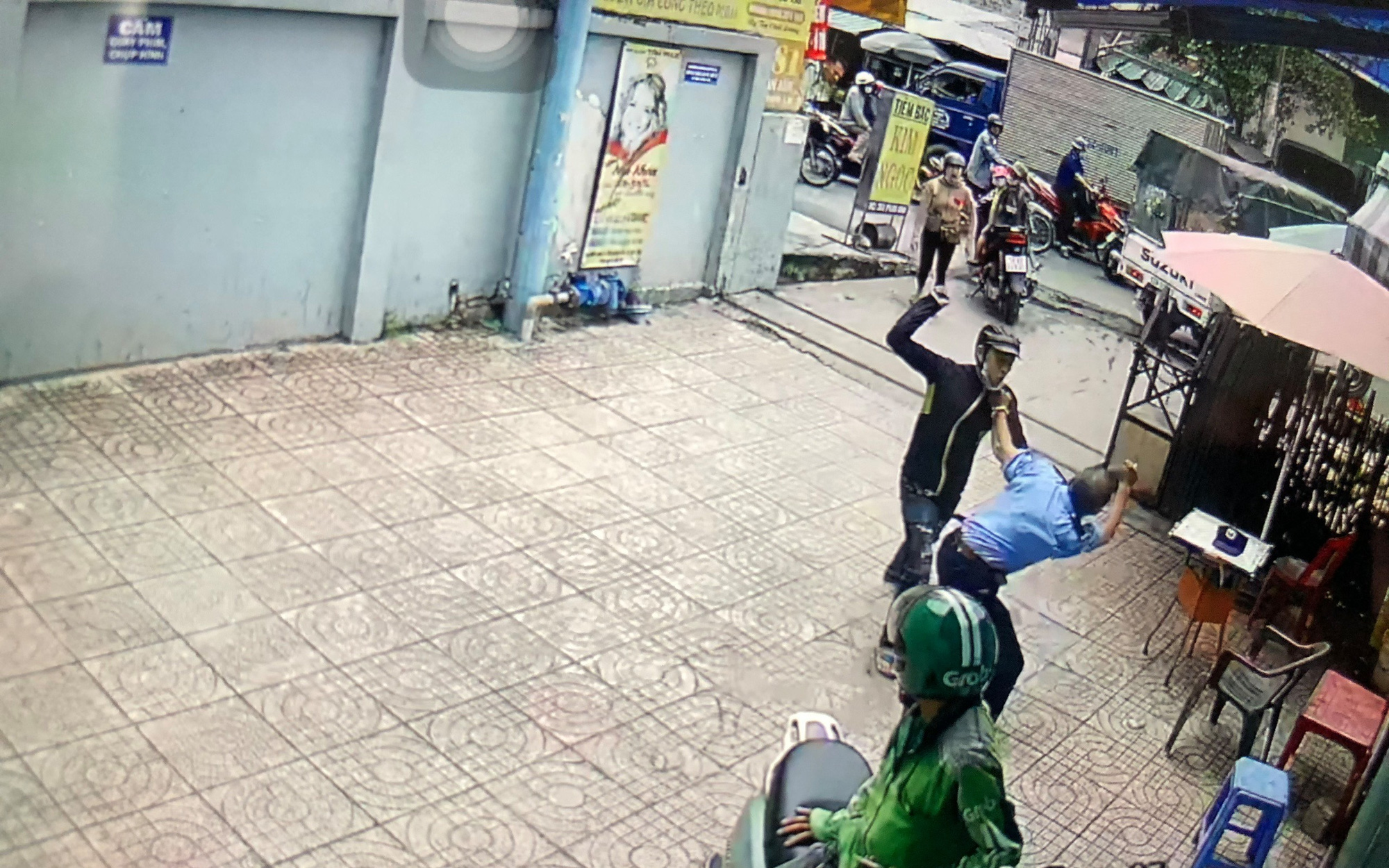 Thanh niên dùng hung khí truy sát khiến bảo vệ chung cư nhập viện ở Sài Gòn