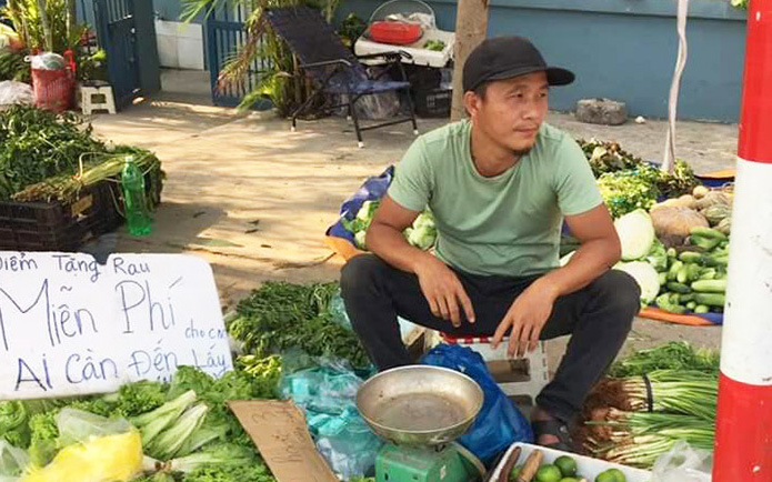 Gặp ông chủ hàng rau "không đeo khẩu trang, bán đắt gấp đôi": Thường phát rau miễn phí giúp đỡ công nhân nghèo