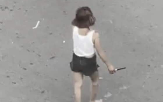 TP.HCM: Cô gái nghi ngáo đá cầm dao phân luồng giao thông khiến nhiều người sợ hãi