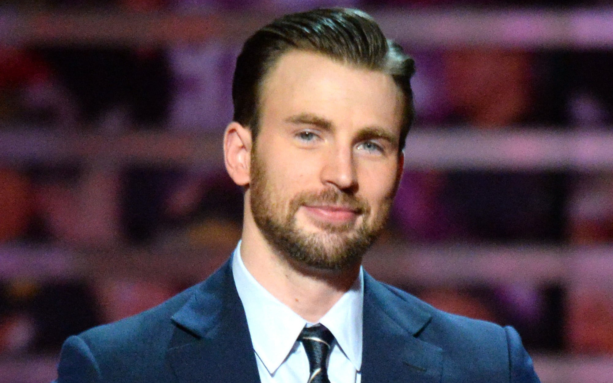 &quot;Captain America&quot; Chris Evans giả ngơ khi được hỏi về sự cố lộ ảnh nhạy cảm trên sóng truyền hình