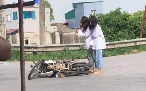 Đang đi học thì xe máy lăn ra đổ giữa đường, 2 nữ sinh lôi điện thoại làm hành động "khó hiểu" thu hút gần 20.000 lượt like