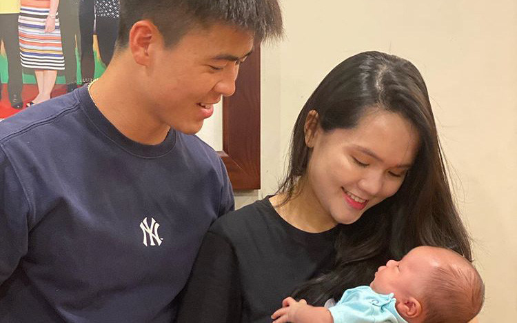 Quỳnh Anh lần đầu đăng ảnh gia đình nhỏ đầy hạnh phúc, Duy Mạnh chỉ nói hai từ đơn giản cũng khiến fan tan chảy vì quá tình tứ