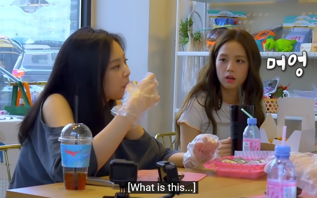 Lầy như BLACKPINK: Làm đồ ăn cho thú cưng ngon quá nên... chén luôn tại chỗ