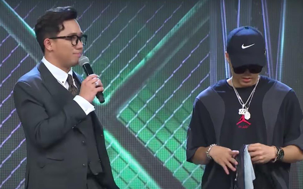 Rap Việt: Nhặt khăn trong lúc biểu diễn, &quot;người quen của Binz&quot; bị đánh giá thiếu chuyên nghiệp