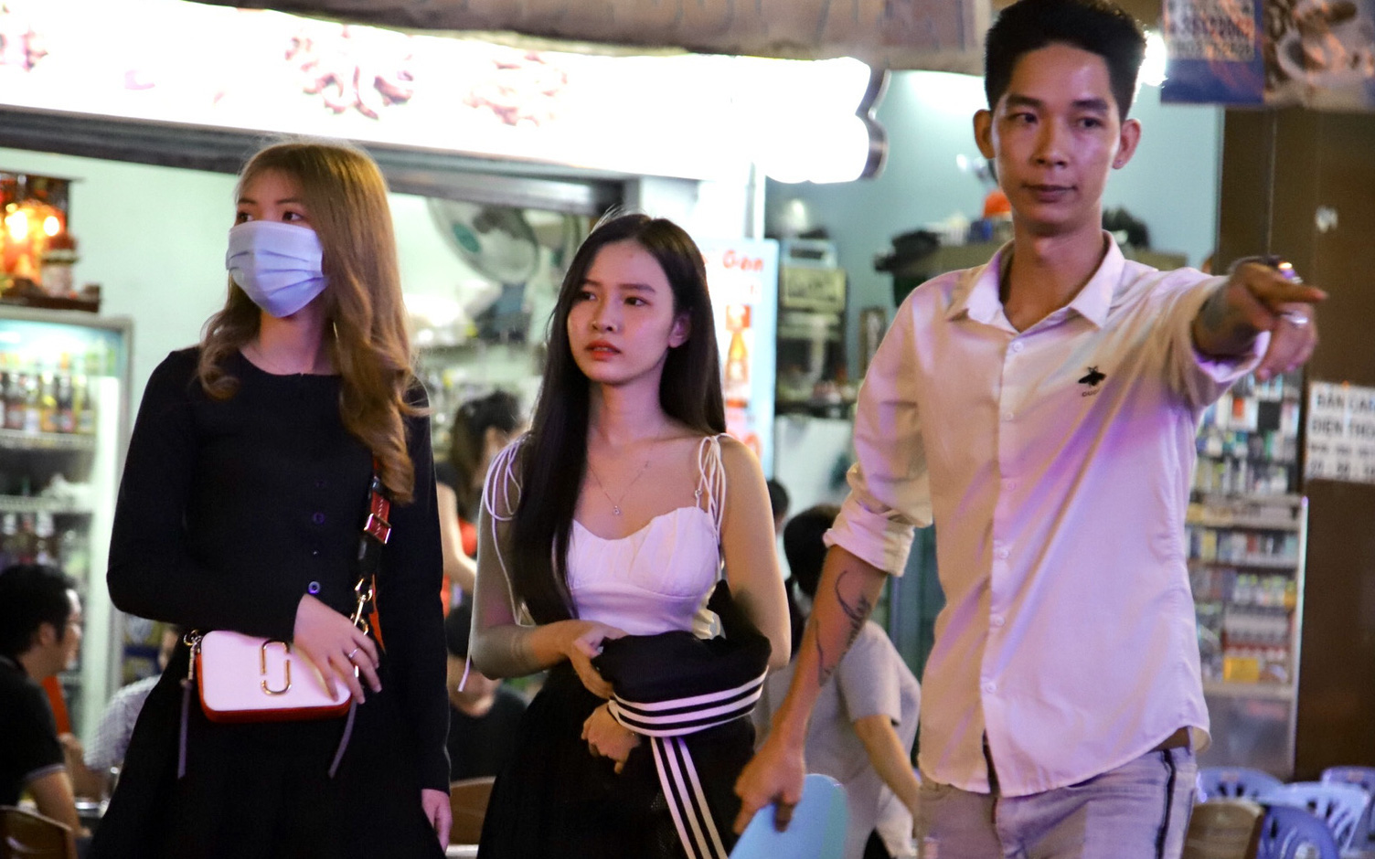 Bùi Viện ngày &quot;mở cửa&quot;: Tiểu thương than &quot;không có khách em ơi&quot;, cô bán tàu hũ là đông người ghé nhất