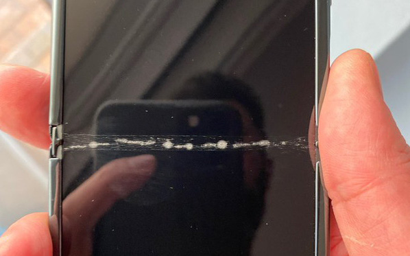 Màn hình Samsung Galaxy Z Flip nứt vỡ ngay lần gập mở đầu tiên, nguyên nhân không ai ngờ đến