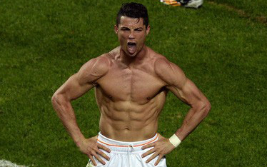 Vừa khởi xướng phong trào gập bụng, Ronaldo lập tức bị nữ VĐV cho "hít khói"