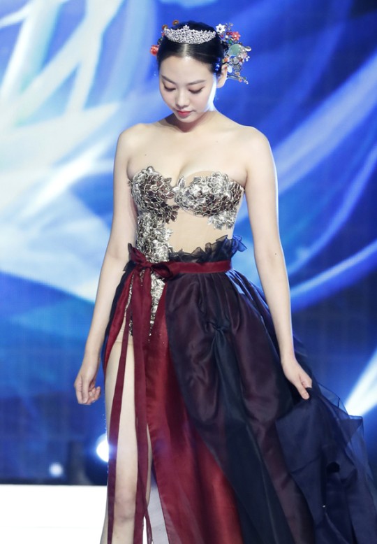 Cuộc thi Hoa hậu Hàn Quốc bị “ném đá” gắt nhất lịch sử: Thí sinh diện Hanbok như đồ bơi, “bức tử” vòng 1 phản cảm - Ảnh 3.