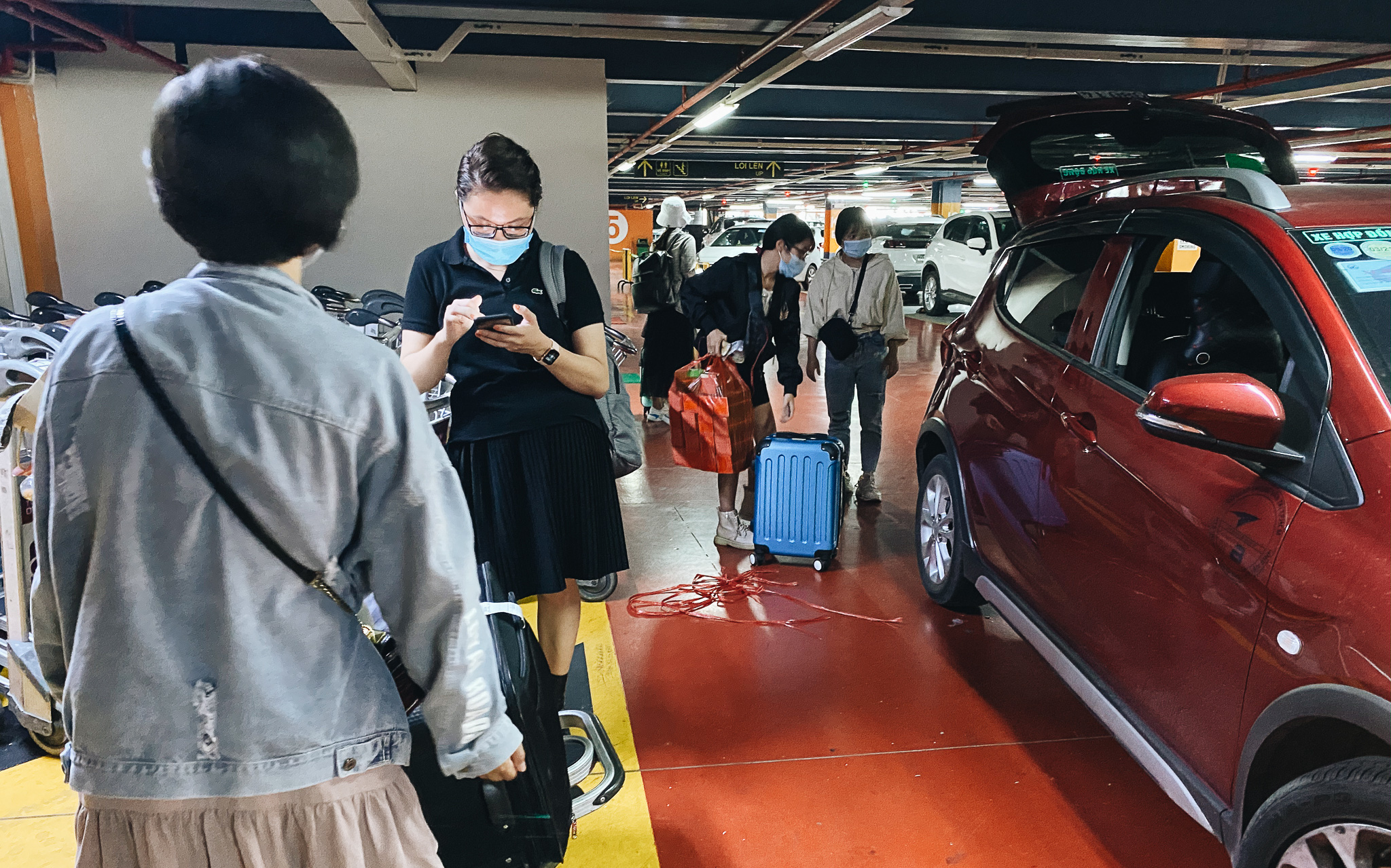 Tân Sơn Nhất phân làn, hành khách và tài xế công nghệ mỏi mắt tìm nhau giữa các tầng ở nhà giữ xe: "Chờ cả tiếng lại phải trả thêm 25.000 đồng"