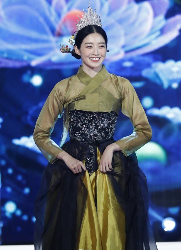 Cuộc thi Hoa hậu Hàn Quốc bị “ném đá” gắt nhất lịch sử: Thí sinh diện Hanbok như đồ bơi, “bức tử” vòng 1 phản cảm - Ảnh 7.
