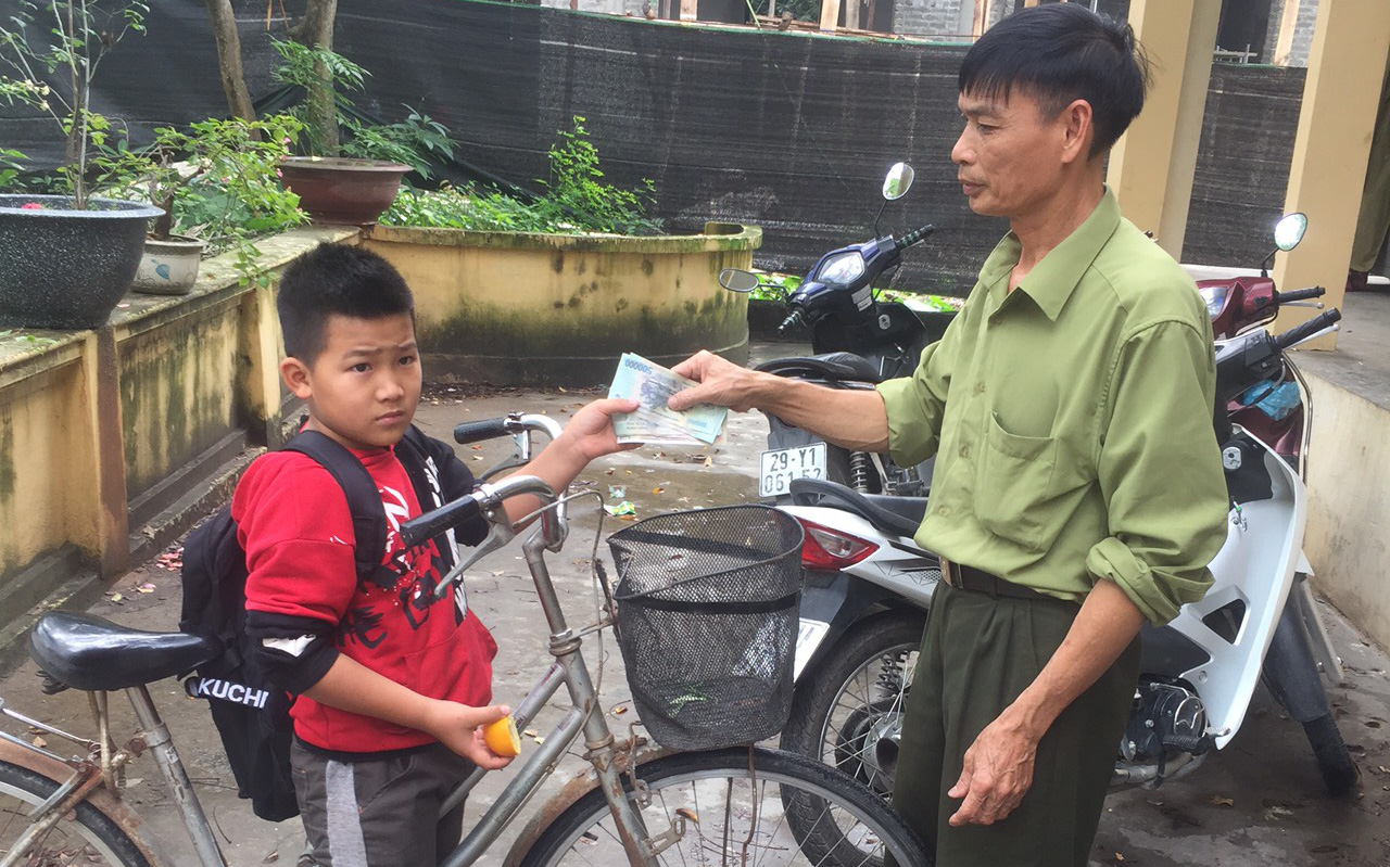 Hà Nội: Học sinh lớp 4 nhặt được khoảng 3 triệu đồng liền đạp xe đến giao cho công an rồi mới chịu tới trường