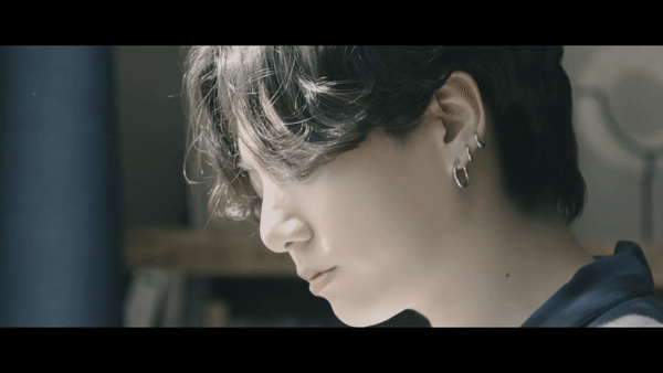 Ơn trời lần này Jin không còn tàng hình trong MV mới của BTS, tưởng Jungkook mất hút nhưng hóa ra chưa phải người ít cảnh nhất - Ảnh 5.