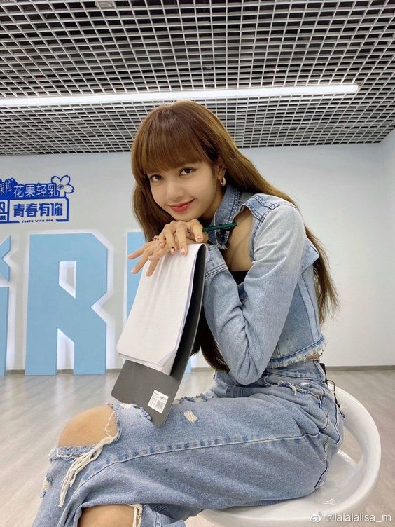 Lisa (BLACKPINK), Thái Từ Khôn, Ngô Diệc Phàm... cùng dàn Idol 9X đi làm thầy cô thành công như thế nào? - Ảnh 1.