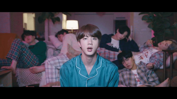 Ơn trời lần này Jin không còn tàng hình trong MV mới của BTS, tưởng Jungkook mất hút nhưng hóa ra chưa phải người ít cảnh nhất - Ảnh 3.