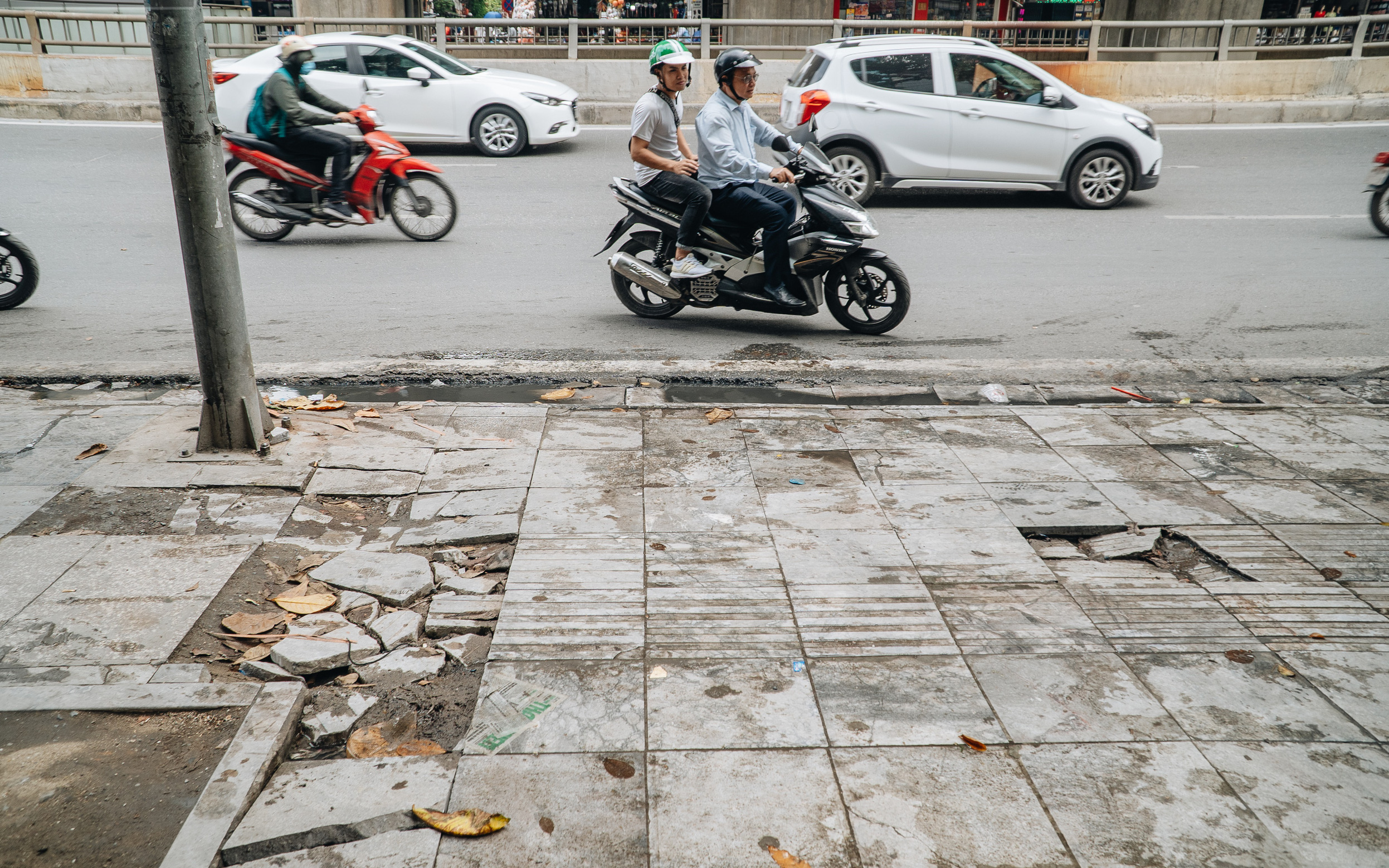 Nhiều tuyến phố Hà Nội lát đá &quot;thương hiệu 70 năm&quot; đã hư hỏng nghiêm trọng: KTS chỉ ra 4 nguyên nhân chính