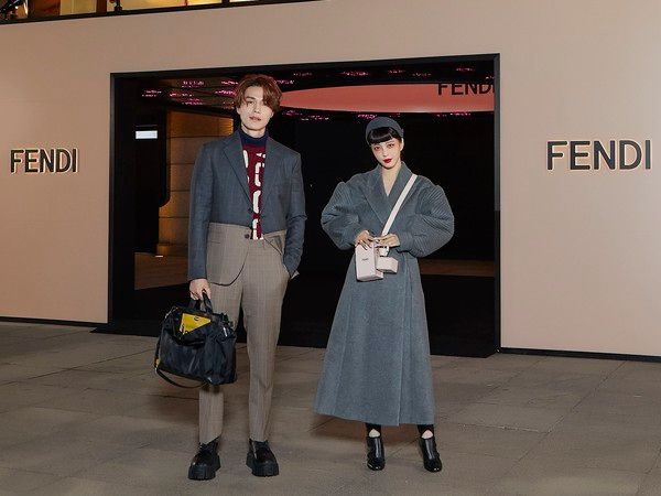 Bộ đôi đi sự kiện chặt chém nhất xứ Hàn: Lee Dong Wook - Han Ye Seul ăn mặc dị hết cỡ, ai dè gây sốt vì đẹp như ma cà rồng - Ảnh 4.