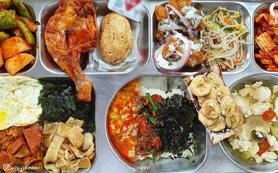 Bữa trưa căng tin trường cấp 3 Hàn Quốc khiến dân tình kinh ngạc: Đầy ắp phải 2 người ăn mới hết, món nào cũng bắt mắt