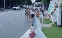 Clip: Mải mê bắt hoa cưới, các cô gái suýt lao vào xe container chạy trên đường khiến tất cả thót tim