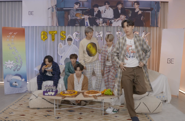 Chỉ có thể là Jungkook (BTS): Các anh lớn mải livestream, em út vàng thản nhiên ngồi đánh chén pizza mặc kệ thế giới - Ảnh 2.