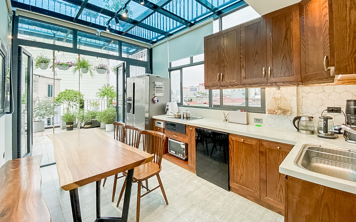 Nhờ đến 2 đội thiết kế, cặp vợ chồng có được ngôi nhà &quot;cưng như con&quot;, ngắm khu vực bếp mới hiểu vì sao